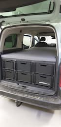 Czarny VarioBox EUROBOX w Citroenie Berlingo