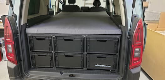 Czarny VarioBox EUROBOX w Citroenie Berlingo