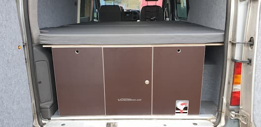 Stała instalacja z lodówką, wodą i toaletą w Fordzie Transicie 2010