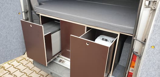Stała instalacja z lodówką, wodą i toaletą w Fordzie Transicie 2010