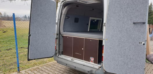 Stała instalacja z lodówką, wodą i toaletą w Fordzie Transicie 2010