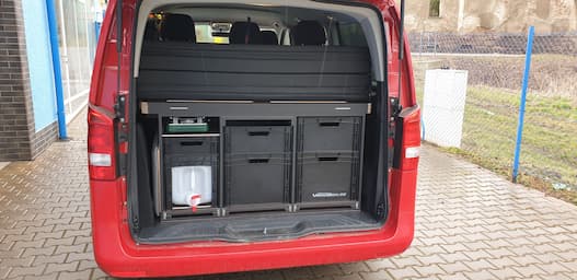 Czarny VarioBox EUROBOX w Mercedesie Viano 2019 - czarna krawędź