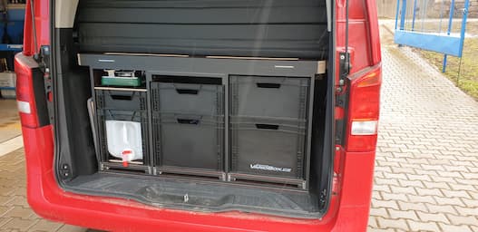 Czarny VarioBox EUROBOX w Mercedesie Viano 2019 - czarna krawędź