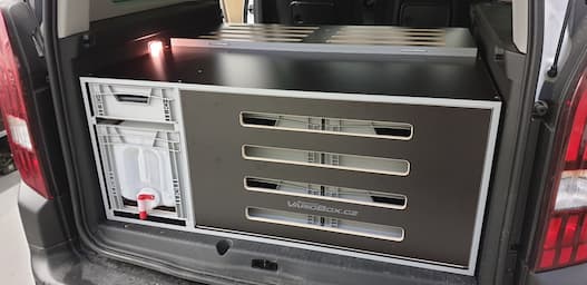 Kombinacja VarioBox EUROBOX z ANIMALBOX w Peugeocie Rifter