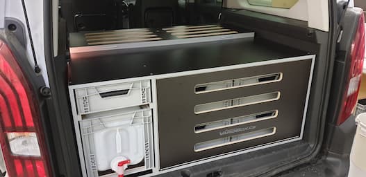 Kombinacja VarioBox EUROBOX z ANIMALBOX w Peugeocie Rifter