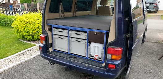 Kombinacja VarioBox EUROBOX z SOCKETBOX, 2x górny stół, z kanistrem 20 l i ławką z tyłu w Volkswagenie Caravelle T4 1999