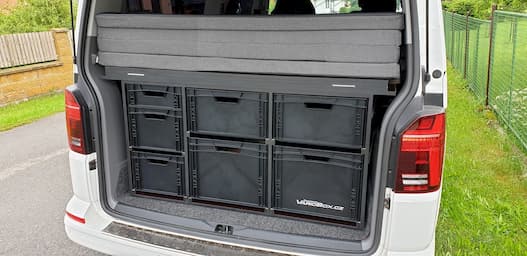 Černý VarioBox EUROBOX ve Volkswagenu Caravelle T6.1 2020 - černá hrana