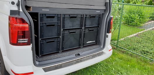 Czarny VarioBox EUROBOX w Volkswagenie Caravelle T6.1 2020 - czarna krawędź