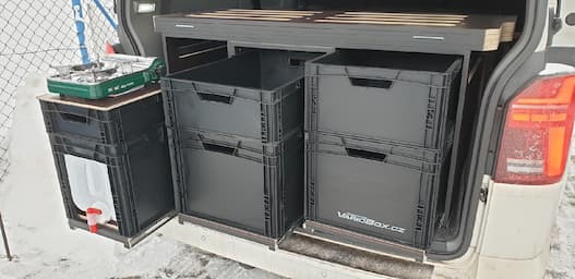 Czarny VarioBox EUROBOX w Volkswagenie Caravelle T6.1 2020 - czarna krawędź