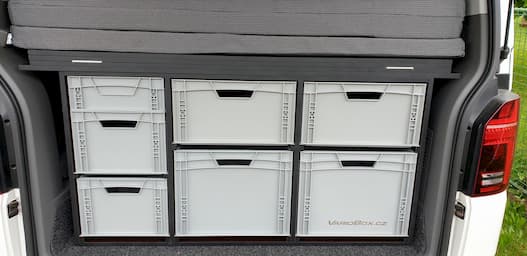 Czarny VarioBox EUROBOX w Volkswagenie Caravelle T6.1 2020 - czarna krawędź