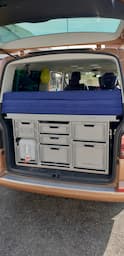 VarioBox EUROBOX z kanistrem 20 l i wysuwanym stołem w Volkswagenie Multivanie T6.1 2020
