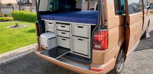 VarioBox EUROBOX z kanistrem 20 l i wysuwanym stołem w Volkswagenie Multivanie T6.1 2020