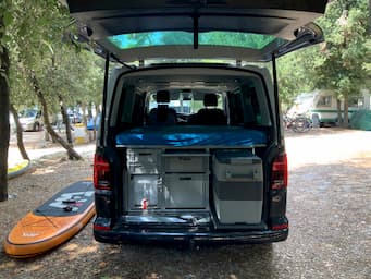 VarioBox EUROBOX z kanistrem 20 l, wysuwanym stołem i lodówką w Volkswagenie Multivanie T6