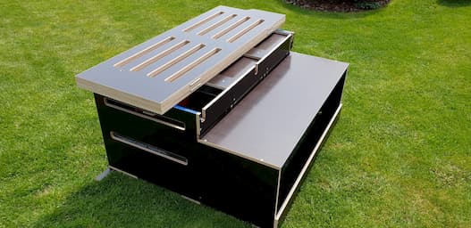 Výroba dle přání zákazníka - barevná úprava, 2x horní stolek, kombinace EUROBOX a SOCKETBOX, lavice v zadní části