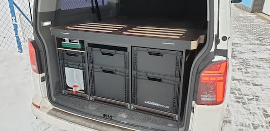 Černý VarioBox EUROBOX ve Volkswagenu Caravelle T6.1 2020 - černá hrana